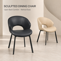 Tables et chaises de restaurant, ensemble de salle à manger avec fauteuils à dossier matelassé crème et table en bois pour la restauration fine et l'utilisation dans les hôtels de luxe