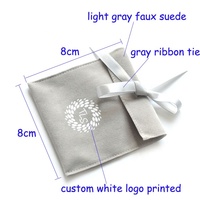 Pochette à rabat personnalisée en daim gris clair avec logo blanc imprimé, pour boucles d'oreilles, colliers et bracelets, avec ruban