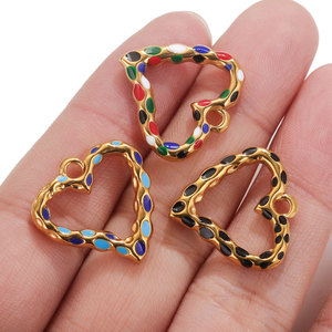 Breloques Cœur en Émail Coloré avec Cadre en Or PVD 18K |   Pendentif en forme de cœur vibrant pour colliers, bracelets et fabrication de bijoux DIY - Product Image 3