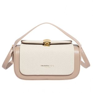 Un audacieux sac à main bicolore avec une silhouette structurée qui présente un cuir verni noir brillant et un imprimé crocodile marron - Product Image 1