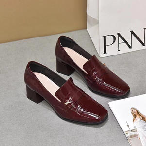 مبيع من الشركات المصنعة جديد بكعب عالٍ سميك مع موضة صلبة لون بريطاني للنساء - Product Image 2