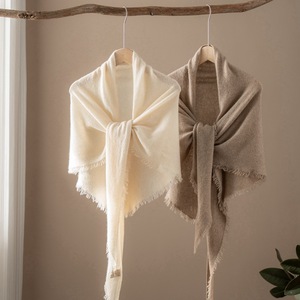 Khăn choàng Cashmere cao cấp với rìa cho phụ nữ thiết kế khăn choàng tam giác dệt kim màu rắn cho mùa thu đông - Product Image 5