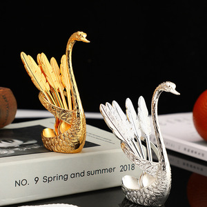Cuillères en métal rétro de luxe léger style européen et américain, motif plume de cygne, pour usage domestique, desserts, café, fruits, <span class=keywords><strong>restaurant</strong></span> haut de gamme créatif - Product Image 2