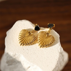 Pendientes de Corazón con Circonita Negra y Baño de Oro de 18K, Estilo Vintage, Regalo de Aniversario para Mujer - Product Image 3