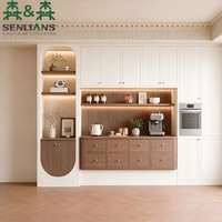 Buffet de style Japandi avec dosseret en bois cannelé, niche de présentation cintrée et tiroirs flottants