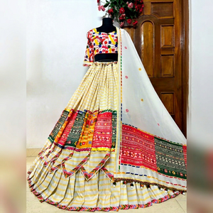 Robe ethnique brodée pour femme, Lehenga Choli avec travail miroir et fausse fourrure, réversible, pour mariage, fête ou tenue de Garba - Product Image 1