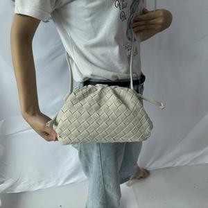 Borsa nube con motivo in pelle scamosciata invernale alla moda da <span class=keywords><strong>donna</strong></span> con tessuto fatto a mano da <span class=keywords><strong>donna</strong></span> borsa a tracolla di alta qualità - Product Image 5