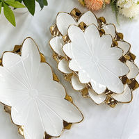 Geëmbosseerde bloemenvormige ovale keramische bord met gouden rand, wit porselein, luxe serveerschaal voor bruiloft, banket, buffet, fruit, dessert