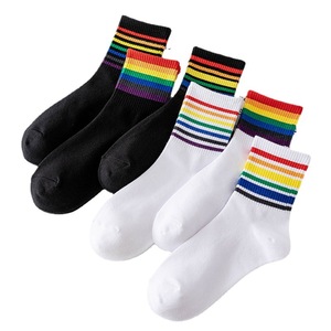 Chaussettes rayées pour femmes, style populaire Rainbow Sports, pour assortir aux baskets - Product Image 5