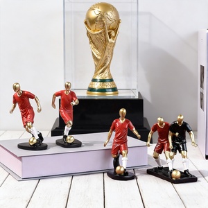 Figurine <span class=keywords><strong>de</strong></span> joueur <span class=keywords><strong>de</strong></span> <span class=keywords><strong>football</strong></span> en résine peinte à la main, ornement sportif moderne, statue <span class=keywords><strong>de</strong></span> <span class=keywords><strong>football</strong></span> pour la décoration <span class=keywords><strong>de</strong></span> la maison, <span class=keywords><strong>du</strong></span> bureau ou <span class=keywords><strong>du</strong></span> bureau à domicile - Product Image 2