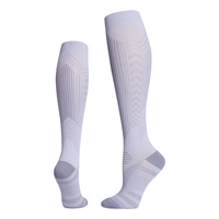 Chaussettes de compression professionnelles tricotées antibactériennes pour le sport, la course à pied, la course de nuit et le cyclisme, avec bandes réfléchissantes.