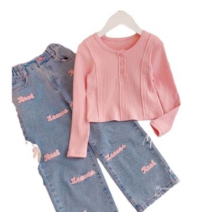 Set Estivo alla Moda per Bambine con Graffiti Dipinti, Completo Carino per Uso Quotidiano, T-shirt Bianca + <span class=keywords><strong>Pantaloni</strong></span> in Denim Colorati Strappati - Product Image 1