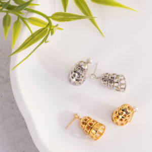 Boucles d'oreilles créoles vintage en forme de cage creuse |   Bijoux de style bohème avec accents de perles dorées/argentées pour femmes, pour mariage/anniversaire - Product Image 1