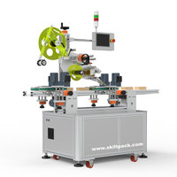 Etiquetadora Automática SKILT para Bandejas de Frutas de Plástico, Etiquetadora de Tres Lados con Envoltura en C