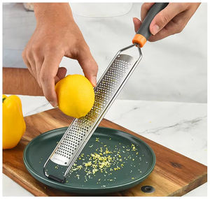 Râpe à lame multifonctionnelle en acier inoxydable 18/8 avec couvercle de protection Poignée ergonomique pour le fromage - Product Image 2