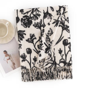 Sciarpa in tessuto floreale di lusso per l'inverno coperta in maglia morbida classica con nappe - Product Image 5