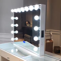 Table de maquillage en bois MDF recouverte de verre blanc avec peinture haute brillance et miroir éclairé pour le maquillage dans la chambre