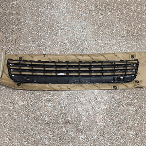 Grille inférieure du pare-chocs avant Volkswagen Touareg 2011-2015 en plastique ABS électroplaqué avec prise d'air centrale - Product Image 3