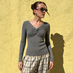 Blouse élégante pour femmes en viscose/polyester tricoté, détails torsadés, manches longues, pull drapé haut de gamme pour l'automne - Product Image 2