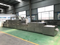 Machine de séchage continue industrielle d'épices alimentaires déshydrateur de tunnel équipement de stérilisation de séchoir à bande à micro-ondes