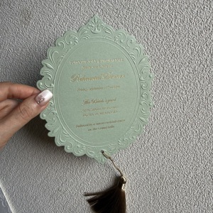 Elegante Tarjeta de Invitación para Eventos de Boda en Verde Salvia, con Diseño Troquelado en Relieve, Borde Floral y Detalles en Dorado - Product Image 2