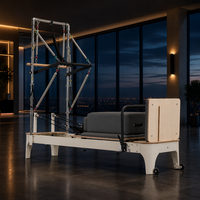 Ticari Meşe Ahşap Yarı Yükseltilmiş Yarım Trapez Pilates Kulesi, Beyaz Kaplamalı Kayar Yataklı, Pilates Stüdyosu Antrenmanı İçin