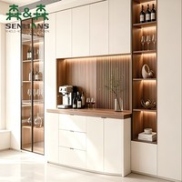 Buffet de luxe encastré blanc crème et placage bois, vitrine en verre du sol au plafond, cadre en métal foncé, éclairage LED