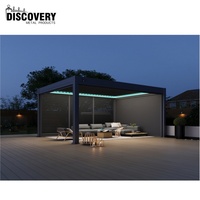 Pergola en aluminium avec toit rétractable et supports muraux pour balcon ou terrasse de café