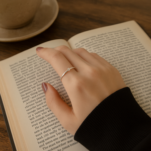 Elegante anello aperto placcato in argento regolabile per le donne, gioielli di moda minimalista con accenti di cristallo, tendenza regalo all'ingrosso - Product Image 1