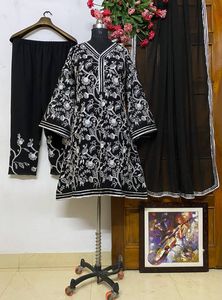 Colección de mujeres indias Ropa étnica elegante Mujeres Premium Rayón Sólido Fiesta Festival Ropa para mujeres y niñas - Product Image 2