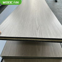 Panneau de plafond en PVC à lamination imitation bois, résistant à l'humidité, pour la décoration murale intérieure des halls