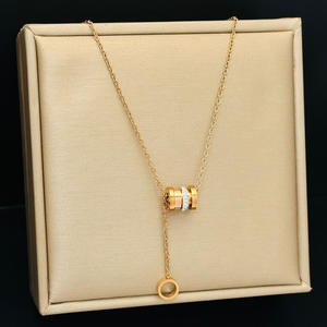 สร้อยคอแฟชั่นสำหรับผู้หญิง สไตล์ดรอปชิปปิ้งบน Shopify ทำจากไทเทเนียมสตีล สีทอง ทนทานต่อการซีดจาง พร้อมจี้รูปทรงเรขาคณิต - Product Image 2