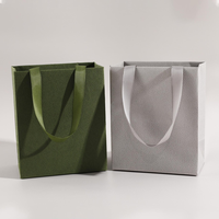 Sac à provisions de cadeau d'emballage de papier blanc haut de gamme de luxe Logo personnalisé imprimé pour l'artisanat de bougie de vêtements de bijoux. Ruban laminé