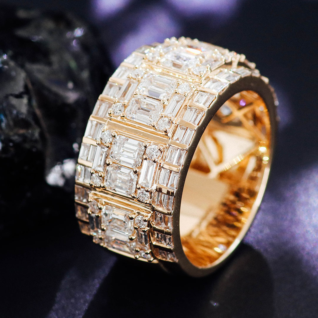 Bague en or massif 18 carats avec diamant de laboratoire.