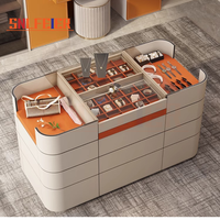 Îlot de dressing moderne avec étagère vitrée et unité de rangement centrale pour l'organisation de la chambre et de la vestiaire