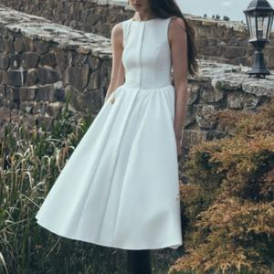 แฟชั่นปี 2026 เดรสสีขาวแขนกุดทรงเอเข้ารูป ความยาวระดับเข่า สไตล์ฝรั่งเศส จับจีบ สำหรับงานปาร์ตี้ ค็อกเทล ลำลอง ฤดูใบไม้ผลิ ฤดูร้อน - Product Image 1