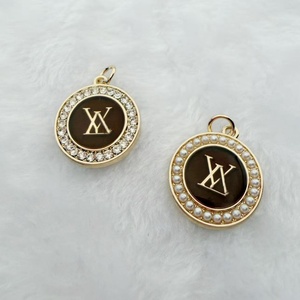 Pendentifs de bijoux fantaisie en métal style femme, vente en gros, or et argent, avec logo personnalisé et breloques de créateur de mode serties de diamants - Product Image 1