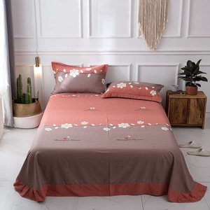 Juego de Ropa de Cama Moderna de Poliéster Suave y Acogedora para Toda Temporada, Edredón Cómodo con Almohadas para Uso en el Hogar o Bodas - Product Image 1