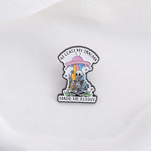 Al menos mi <span class=keywords><strong>trauma</strong></span> me hizo divertido esmalte Pin Salud mental autocuidado Punk esqueleto nave espacial broche solapa insignia joyería regalo - Product Image 3