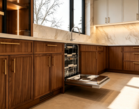 Cuisine moderne de luxe sur mesure avec placage bois et laque blanche, et îlot cascade en marbre pour la rénovation de la maison