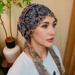Voile islamique haut de gamme 2026 en forme de queue de poisson - Foulard en dentelle perlée fait main avec broderie florale et pompons - Product Image 1