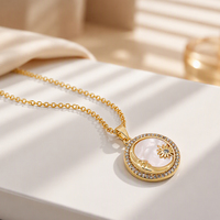 Collier Pendentif Soleil et Lune Délicat, Incrustation Nacre, Breloque Halo Pavé de Zirconium Cubique, Chaîne en Acier Inoxydable Plaqué Or, Bijou