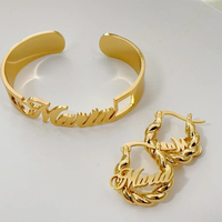 Ensemble de bijoux personnalisés pour enfants avec initiales, collier avec plaque nominative en acier inoxydable doré, bracelet jonc, mini boucles d'oreilles créoles pour bébé fille