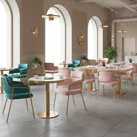 Ensemble de mobilier de restaurant moderne avec banquette en velours rose de luxe et base dorée, pour café, boulangerie et restaurant, comprenant chaises et tables.
