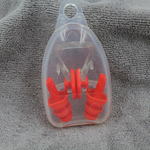 Juego de pinza nasal y tapones para los oídos de silicona para nadar con estuche de plástico color blanco - Product Image 2