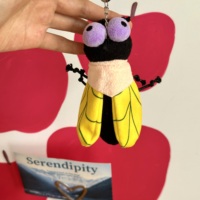 Porte-clés en peluche insecte original, joli accessoire de sac, idéal pour le quotidien et les cadeaux thématiques