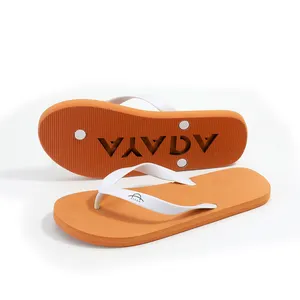 Custom Gestanst Logo Zomer Strandslippers Voor Mannen Anti-Slip En Lichtgewicht Teenslippers Met Voetafdruk In Zand