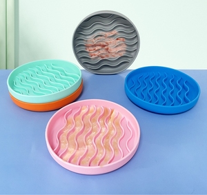 Alfombrilla de Silicona para Perros y Gatos de Grado Alimenticio JC Brand JCSM-1, Antideslizante, Alimentador Lento, Uso en Interiores, Manual, Portátil - Product Image 2