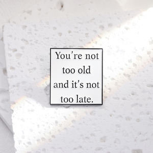 No eres demasiado viejo y no es demasiado tarde esmalte Pin cálido frases inspiradoras broches solapa insignia joyería regalo al por mayor - Product Image 2