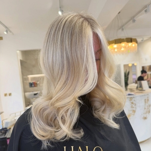Perruques en cheveux russes de bonne qualité pour femmes, couleur blond clair avec mèches, perruque ondulée avec dentelle frontale sans colle, personnalisable - Product Image 3